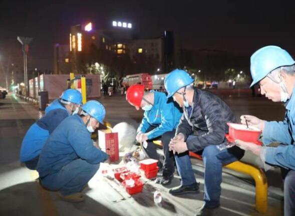 山西晉城核酸檢測點的電力人：日夜鏖戰為抗疫保電送電