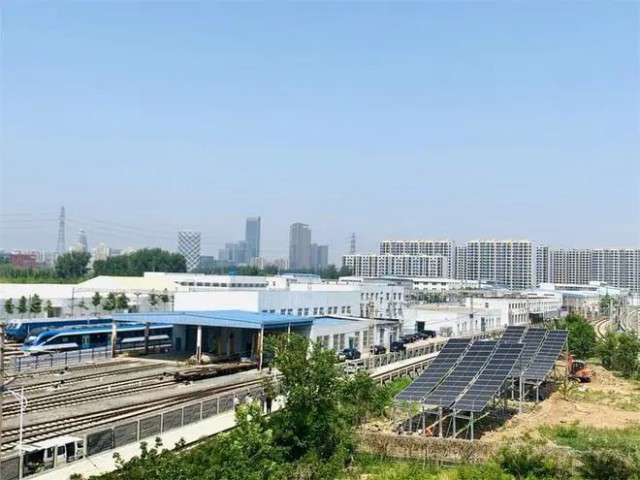 全國首個！英利集團“光伏+鐵路”示范項目順利并網