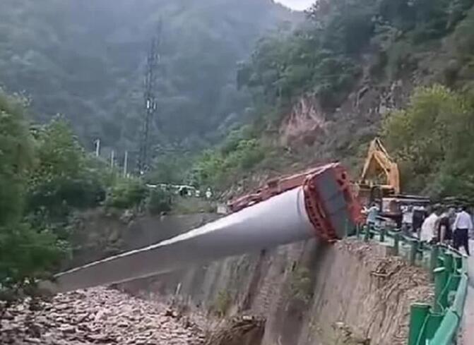 陜西寶雞隴縣：80米風電扇葉運輸車歪倒，正救援