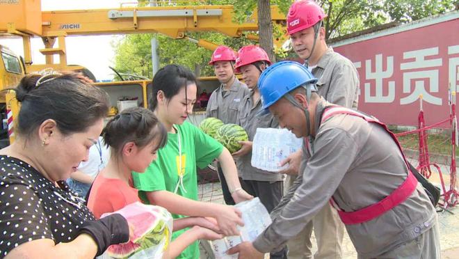四川什邡：電力工人高溫保電忙，社區群眾熱情慰問表感謝