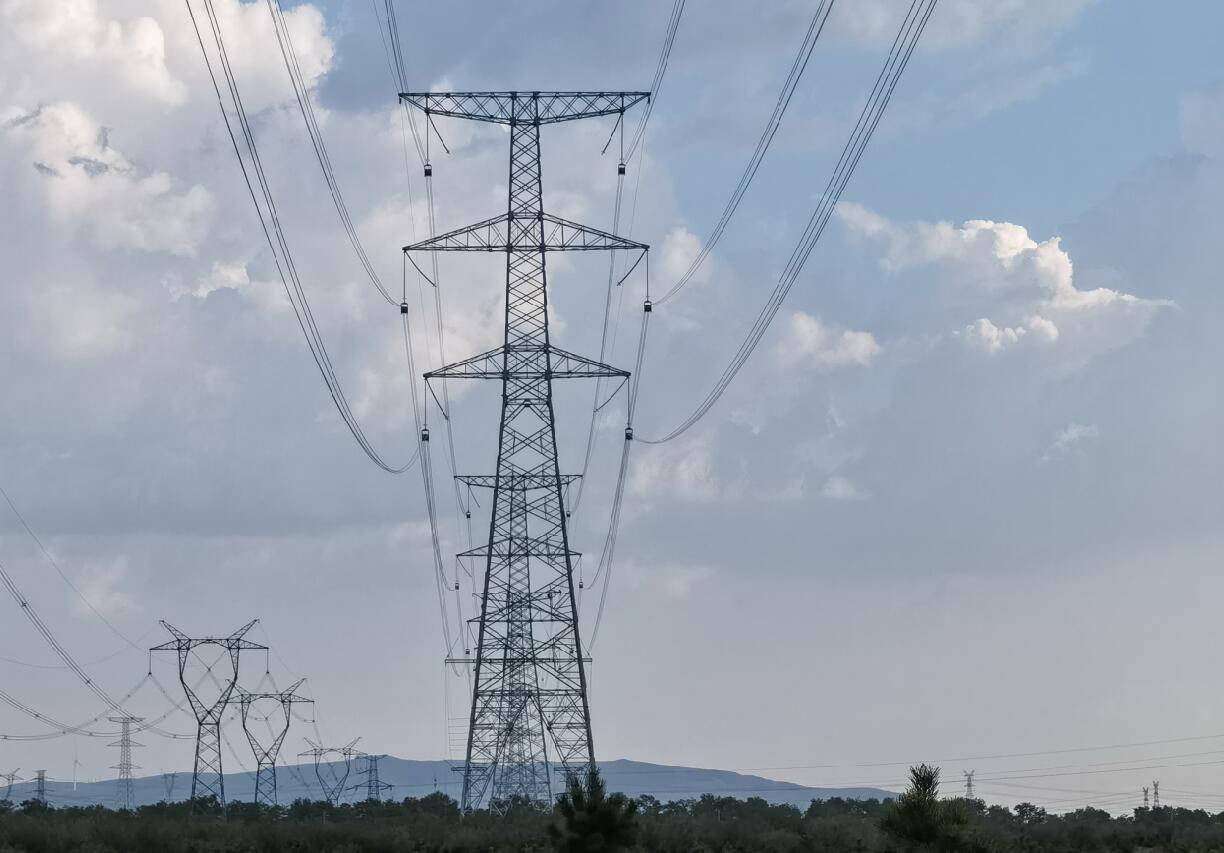 集寧熱電廠二期500千伏送出工程首個區段架線完畢