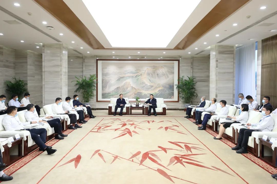 國家電網(wǎng)公司董事長、黨組書辛保安與東方電氣集團(tuán)董事長俞培根、總經(jīng)理徐鵬會(huì)談