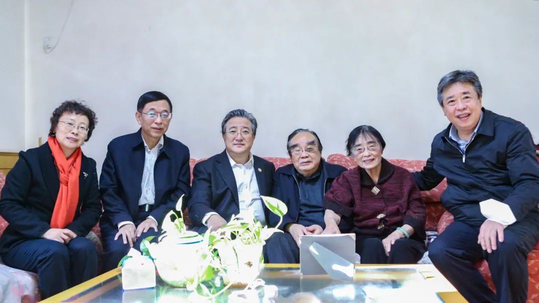余劍鋒春節前夕看望慰問核工業老領導蔣心雄、陳肇博