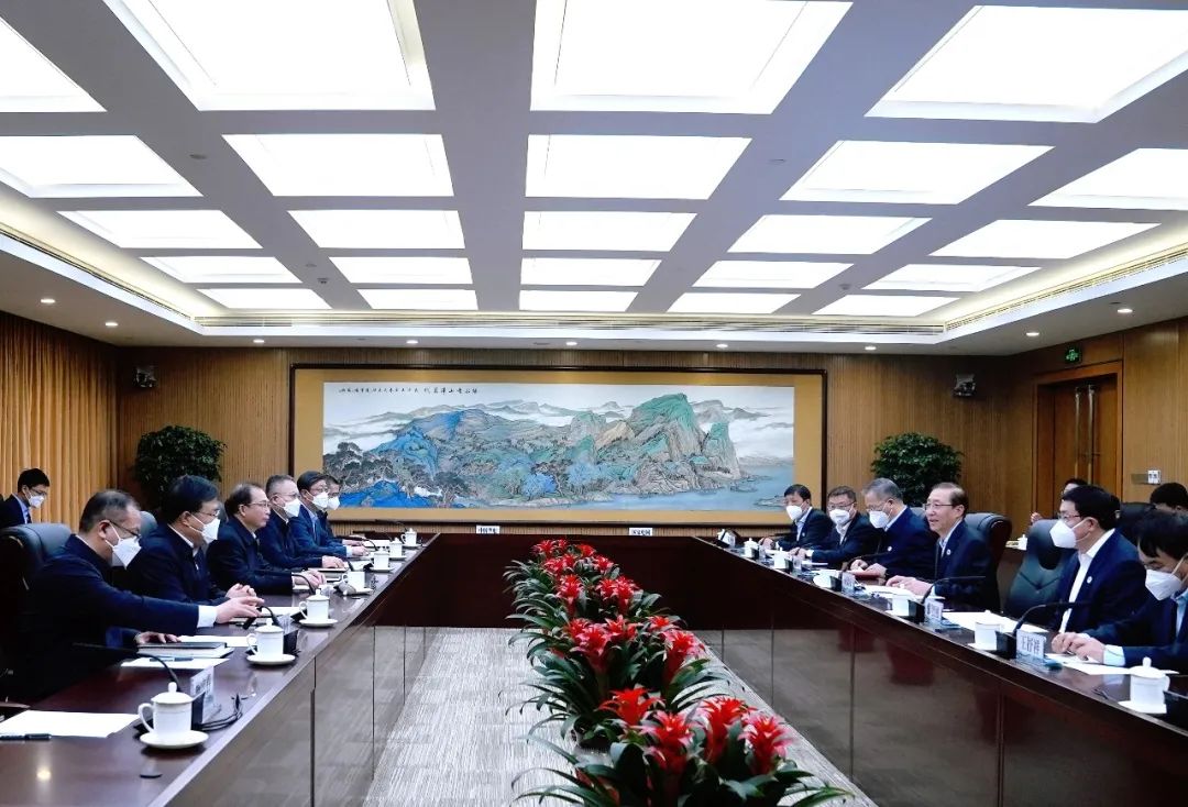 華電集團(tuán)董事長江毅、總經(jīng)理葉向東與國家電網(wǎng)董事長辛保安、總經(jīng)理張智剛舉行會談