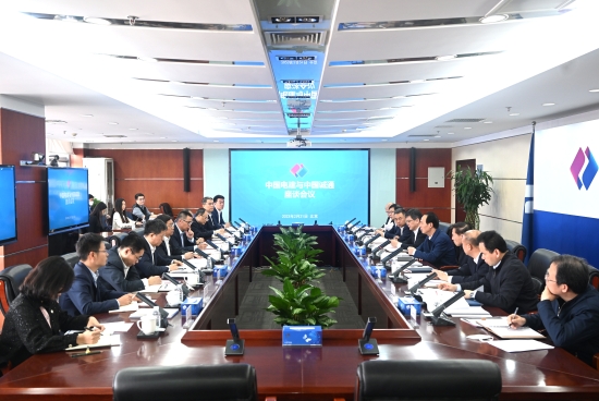 中國電建黨委書記、董事長丁焰章與中國誠通集團黨委書記、董事長朱碧新會談