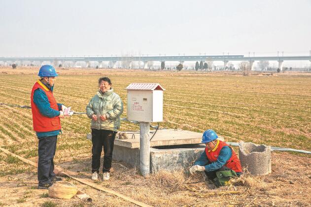 山東省梁山縣：黃河灘區(qū)上，井在地頭，電到井口