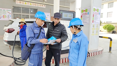 臨滄鳳慶供電局開展轄區加油站安全 用電檢查