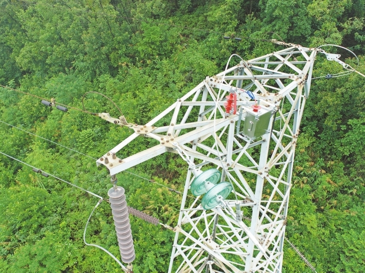 廣東電網公司自主研發國內首個地線感應電壓取電裝置
