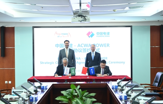 中國電建總經理王斌與沙特國際電力和水務公司副董事長桑德會談并見證簽署戰略合作協議