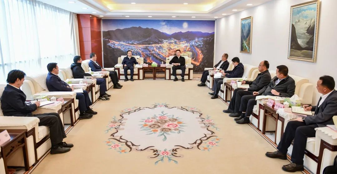 鄒磊與西藏自治區(qū)政府副主席、昌都市委書記龔會(huì)才，昌都市委副書記、市長(zhǎng)羅慶伍會(huì)談