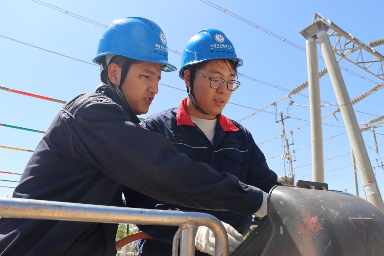 巴彥淖爾供電公司積極開展“傳幫帶”，老帶新傳接電力新時代