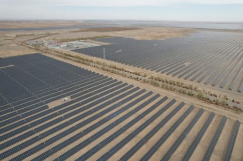 金塔300兆瓦光伏發電項目全容量并網發電