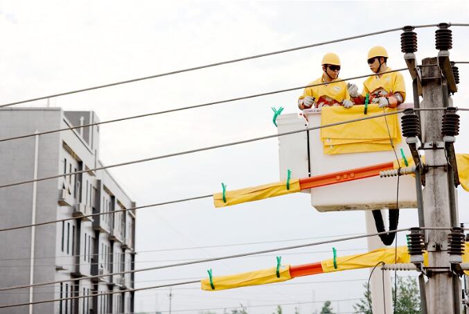 國網大足供電公司：烈日下帶電作業 護航客戶清涼度夏