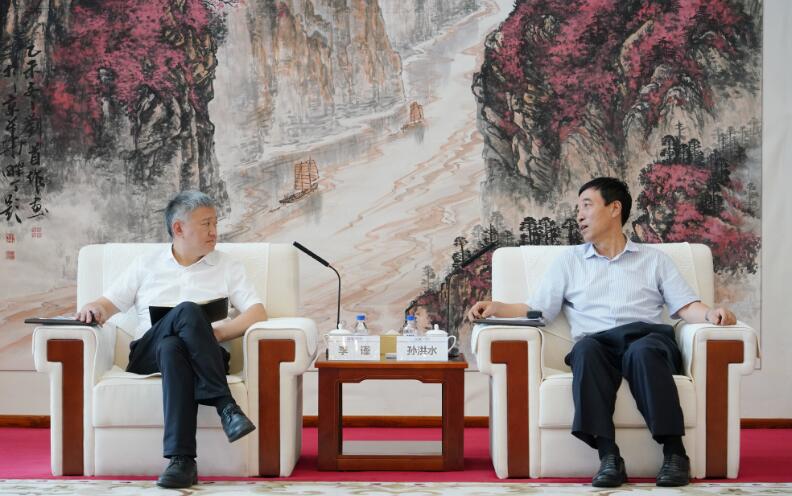 中國能建黨委副書記、總經(jīng)理孫洪水與重慶兩江投資集團黨委書記、董事長李謹會談