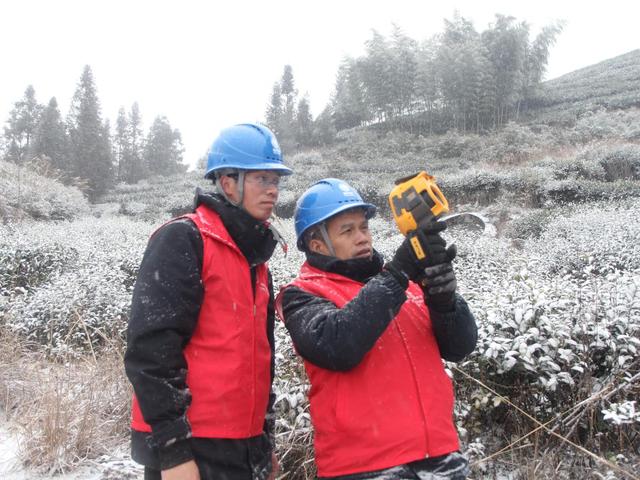 國網政和縣供電公司雪映鄉村驟降溫 雨雪特巡保供電