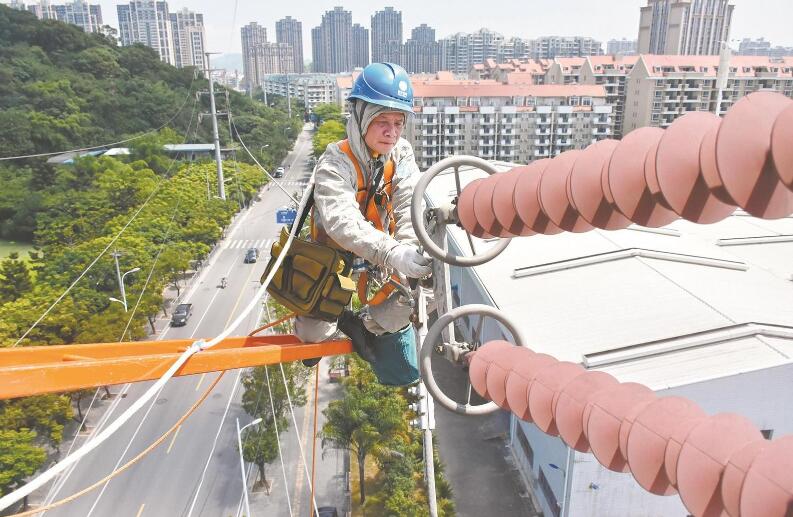 帶電作業領域的“創新達人”——記“國網楷模”馮振波