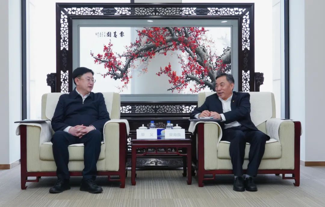 中國(guó)能建黨委書記、董事長(zhǎng)宋海良與遼寧朝陽(yáng)市委書記單義、市長(zhǎng)老顏武會(huì)談