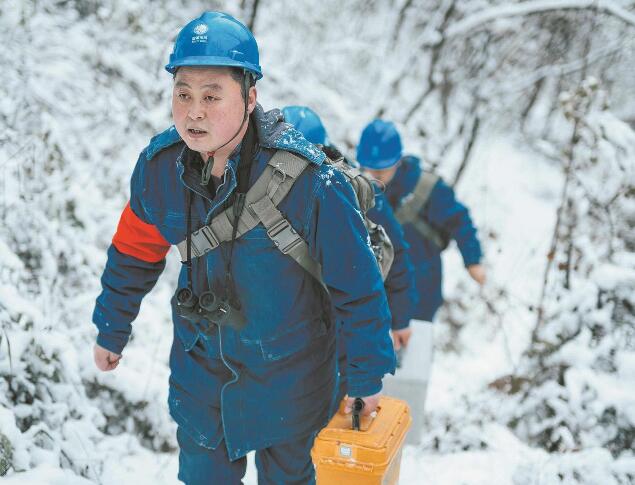 【國網楷?！恐芗t亮：巡行秦嶺深處 守護線路安全