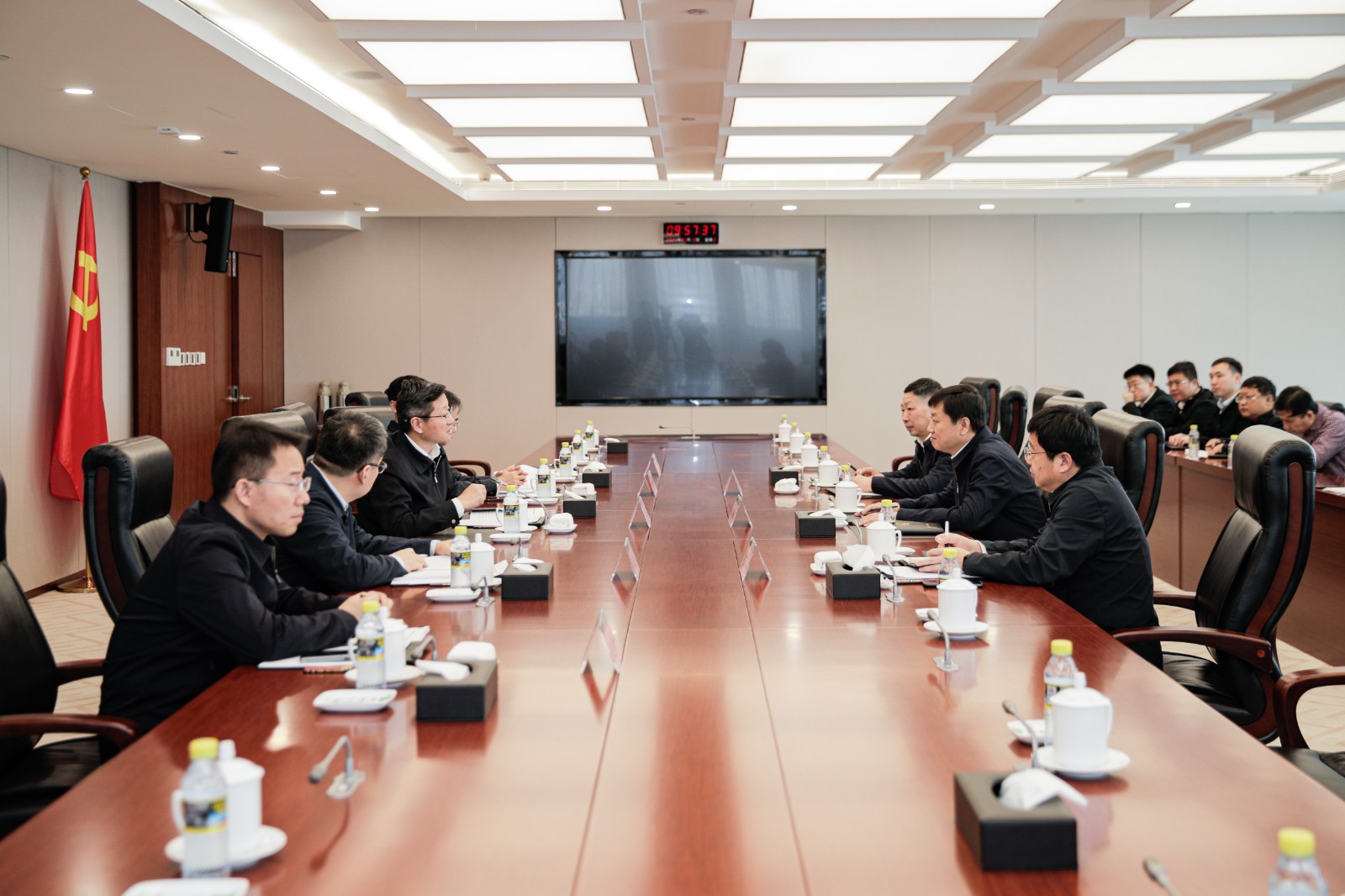 國家能源集團總經(jīng)理、黨組副書記余兵會見衡水市委副書記、市長董曉航