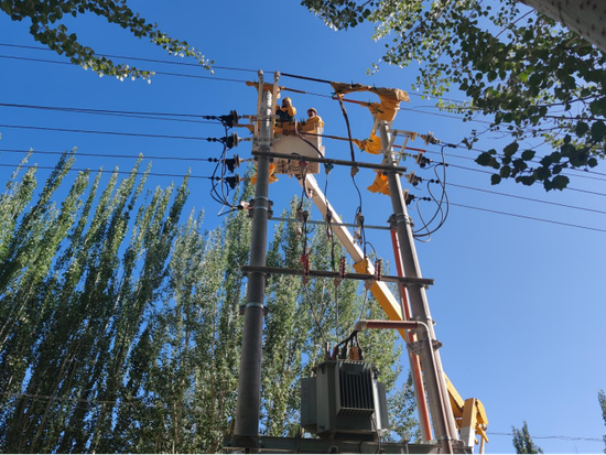 國網疏勒縣供電公司帶電作業“消缺”忙 安全用電有保障