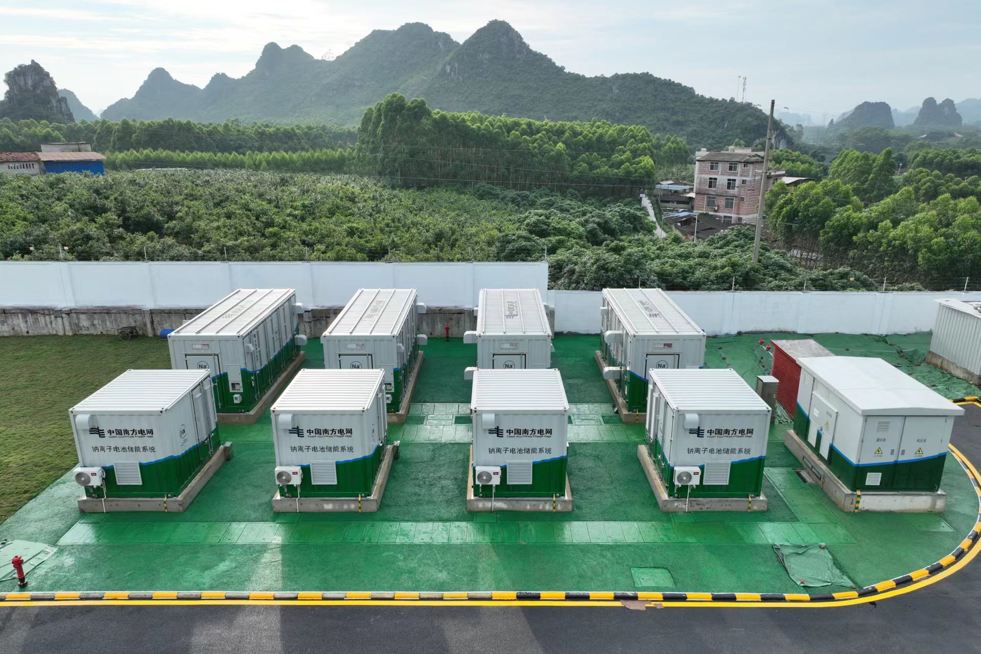 南方電網公司投運我國首個大容量鈉離子電池儲能電站