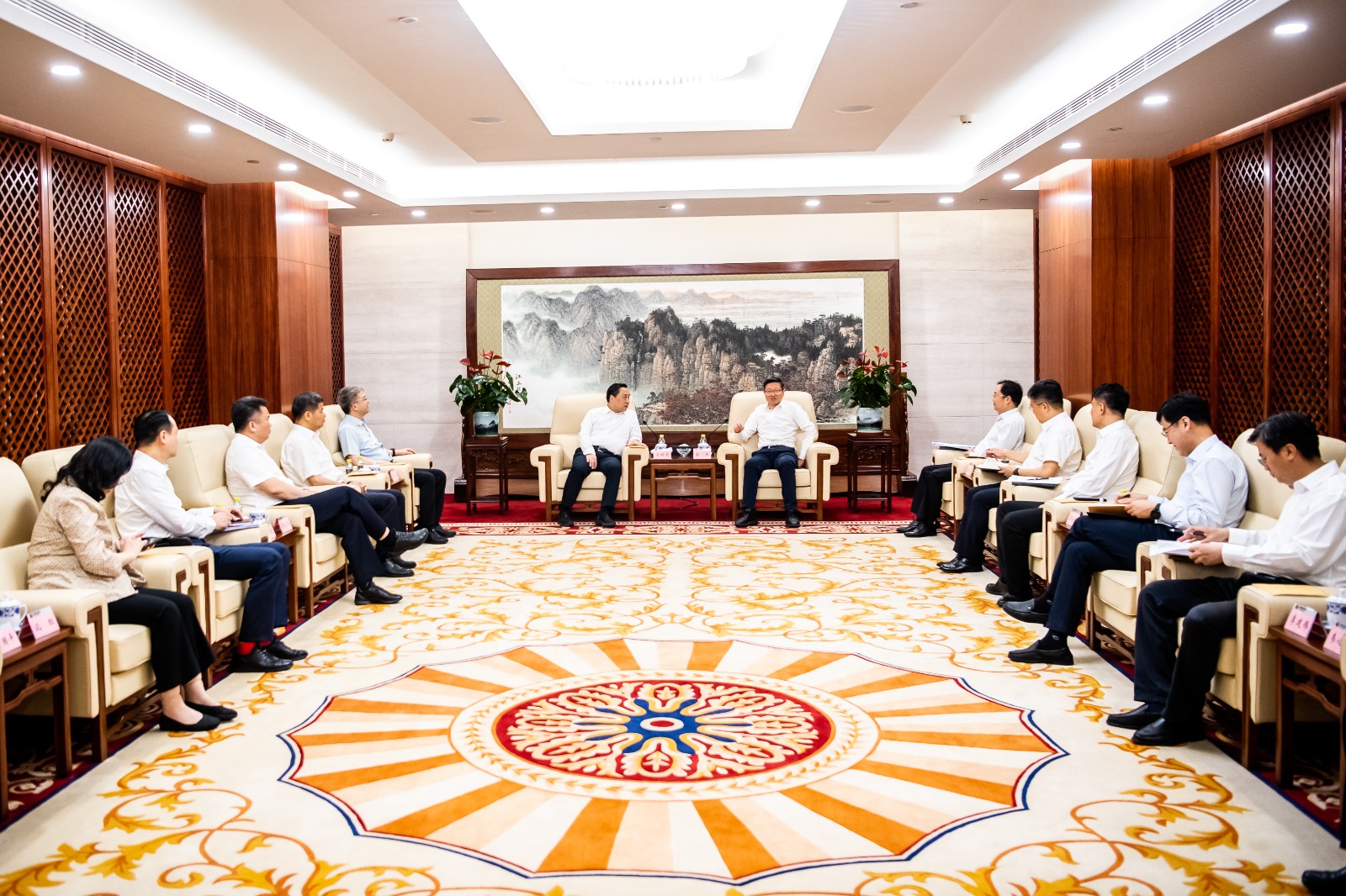 國家能源集團公司總經理、黨組副書記余兵會見鎮(zhèn)江市委書記馬明龍一行