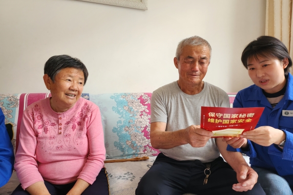 內(nèi)蒙古電力公司烏海千里山供電公司黨支部、工會、團支部（青工委）開展“蒙電愛心光明行”保密宣傳活動