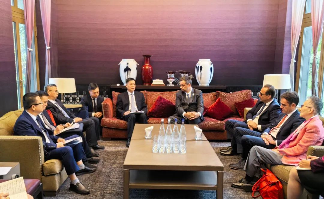 東方電氣集團黨組書記、董事長俞培根與法國電力集團董事長兼首席執行官呂克·雷蒙會談