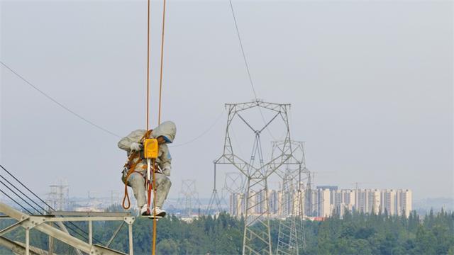 負荷創紀錄達2038.8萬千瓦 成都電網全力保供電