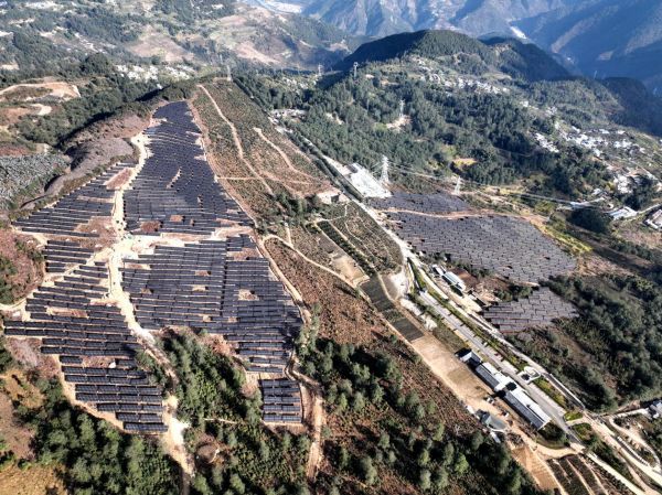 云南臨滄桃花光伏發電項目全容量并網發電