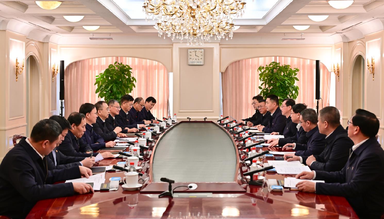 大唐集團董事長鄒磊、總經(jīng)理張傳江與中國安能董事長陳奕輝、總經(jīng)理周慶豐會談