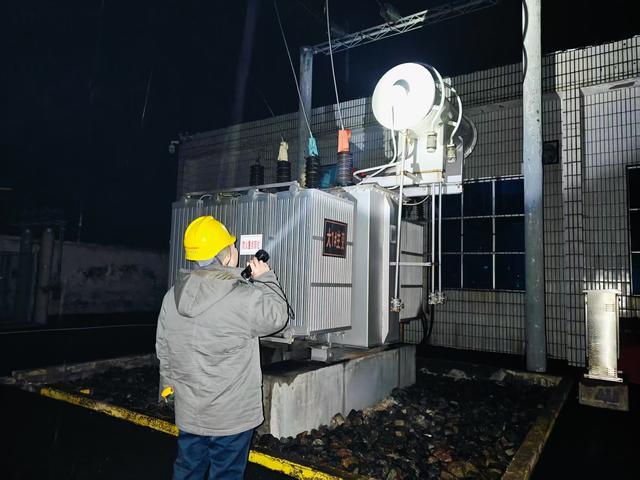 國網偃師供電公司全力應對風雪，確保供電穩定