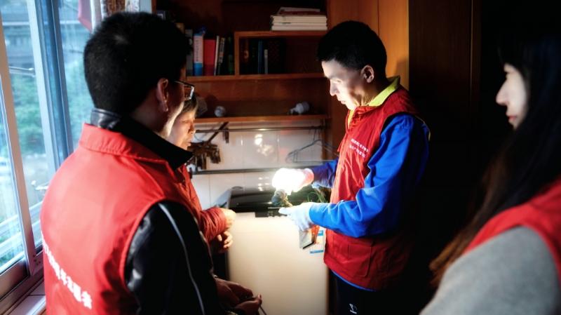 國網浙江物資公司電力青年主動上門服務，“電暖”千萬家